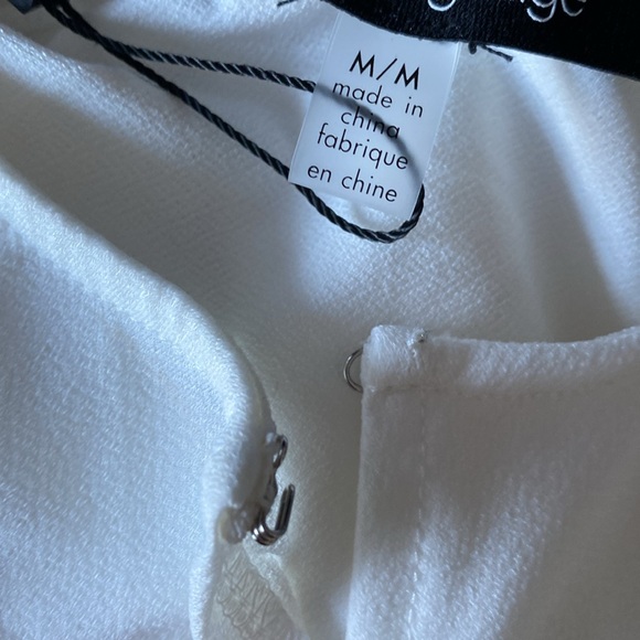 Cable and Gauge puff sleeved white blouse.Ruched front with slit neck & hook. M - Picture 16 of 16